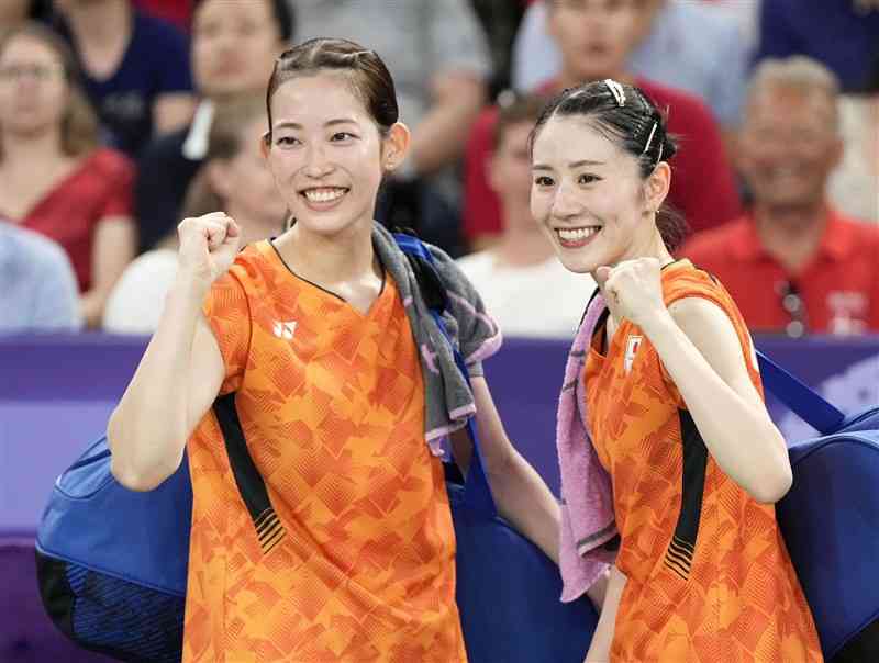 女子ダブルス準々決勝で勝利し、笑顔の志田千陽（右）、松山奈未組＝パリ（共同）