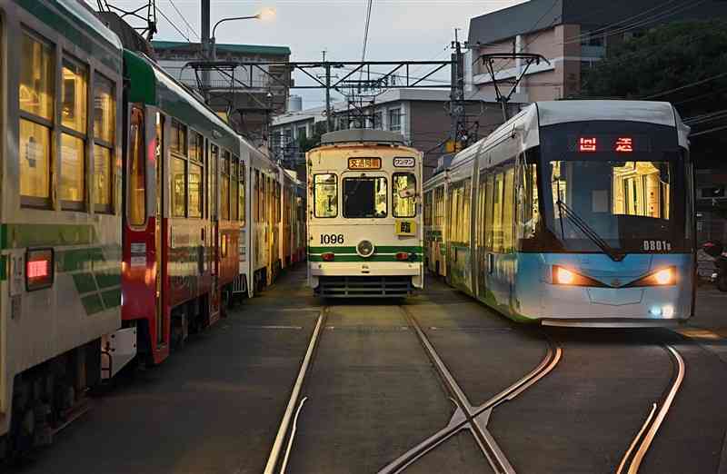 開業100周年を迎えた早朝、熊本市交通局の留置線で運転開始を待つ熊本市電＝1日午前5時20分すぎ、熊本市中央区