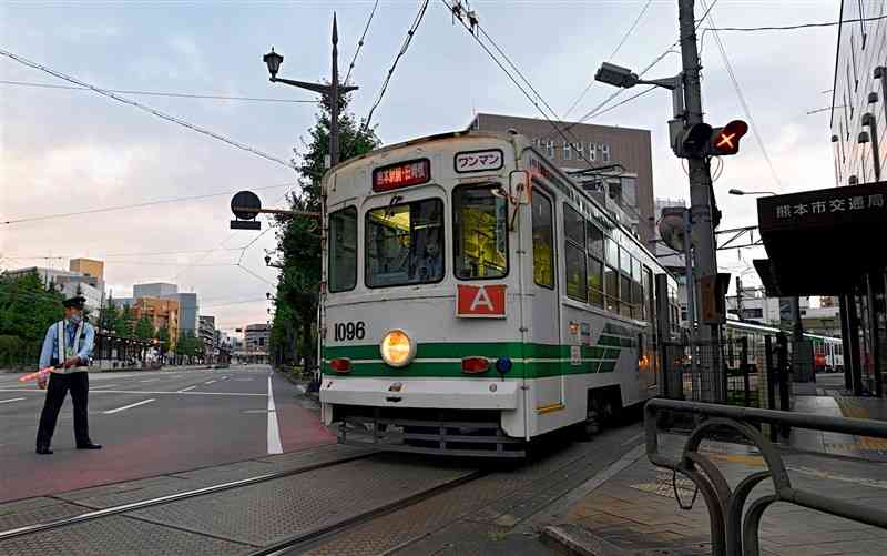 開業100周年を迎えた熊本市電。市交通局では、早朝から始発の電車が次々と出発していった＝1日午前5時45分すぎ、熊本市中央区（上杉勇太）