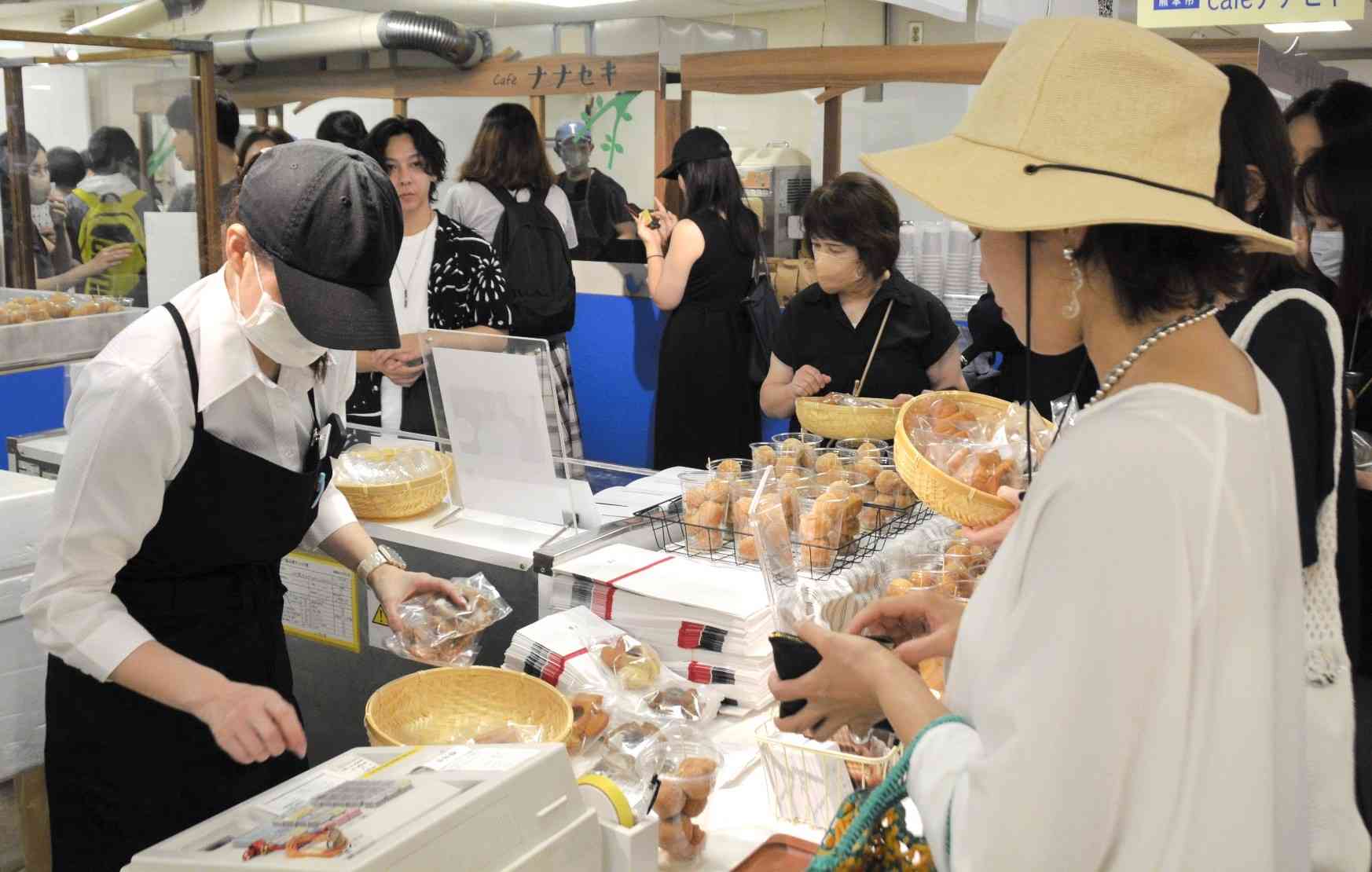 鶴屋百貨店で始まった「くまもとの特産品まつり」で、ドーナツを買い求める人たち＝1日、熊本市中央区