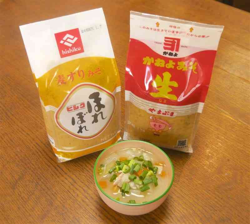 鹿児島県内のメーカーが販売する麦みそと、麦みそで作った豚汁。鹿児島のみそ消費量は「麦」が8割を占める