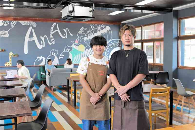 「廃校cafe　An　An」の喜瀬碧斗校長（左）とオーナーの牛島淳嗣さん＝1日、荒尾市