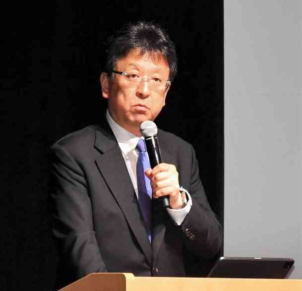 熊本市電開業100周年の記念式典で、今後の取り組みについて語る大西一史市長＝1日、熊本市中央区