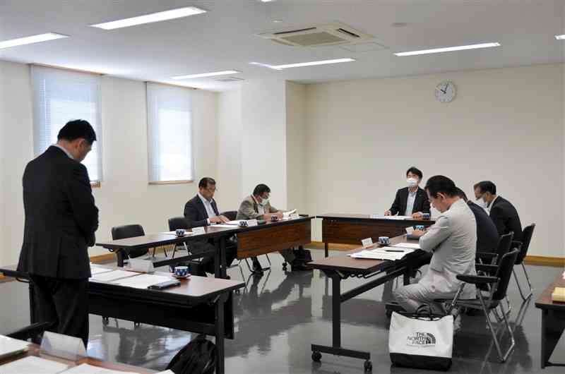 新ごみ処理施設の整備運営事業を受注した企業グループと契約解除で合意したことなどを議論する、天草広域連合議会全員協議会＝1日、天草市