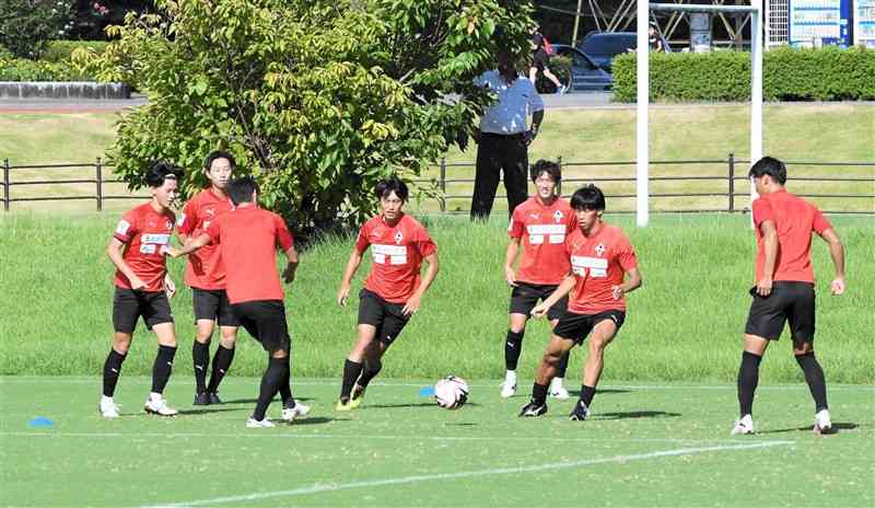 3日の栃木戦に向けて調整するロアッソ熊本の選手たち＝県民総合運動公園サッカー場