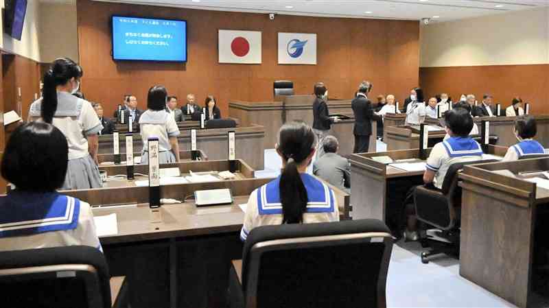 菊池市内の中学生が市執行部に質問や提案をした子ども議会＝1日、同市