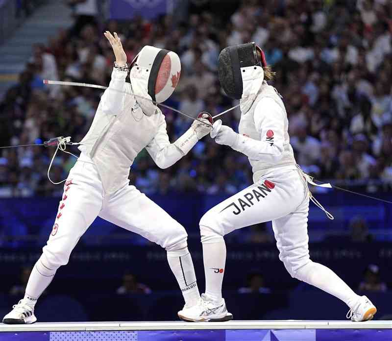 女子フルーレ団体3位決定戦　カナダ選手（左）と対戦する菊池小巻＝パリ（共同）