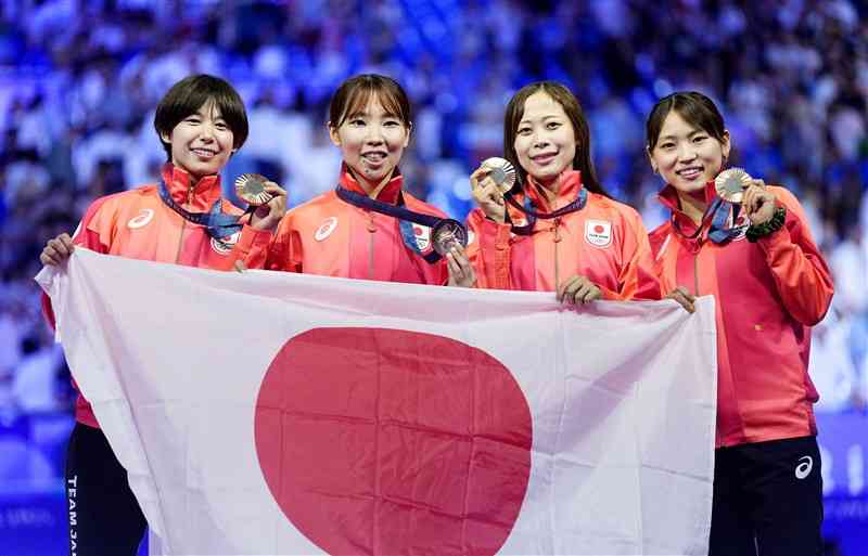 女子フルーレ団体で銅メダルを獲得した日本。左から宮脇花綸、上野優佳、菊池小巻、東晟良＝パリ（共同）