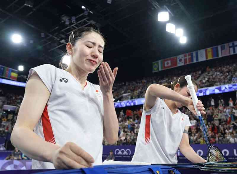 女子ダブルス準決勝で中国ペアに敗れた志田千陽（左）、松山奈未組＝パリ（共同）