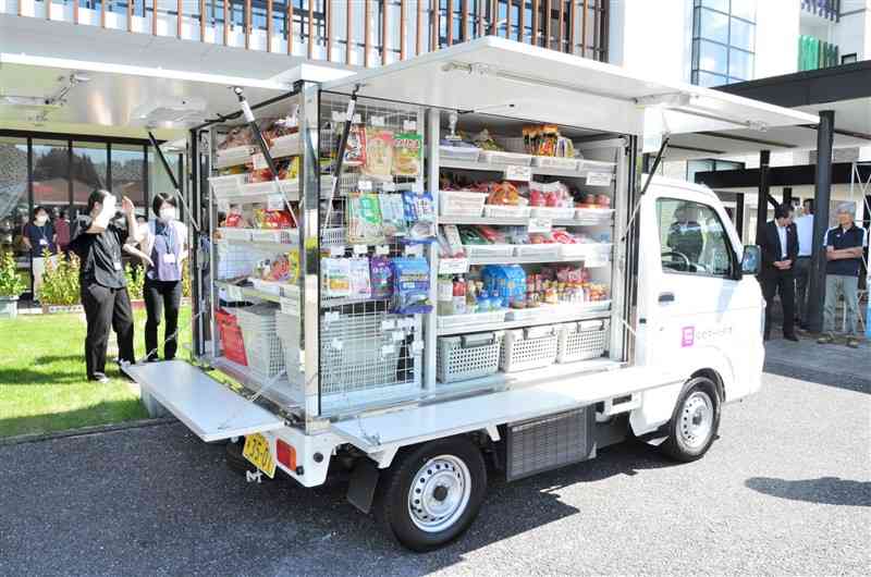 ゆめマート熊本が山都町で運行を始めた移動販売車＝2日、山都町