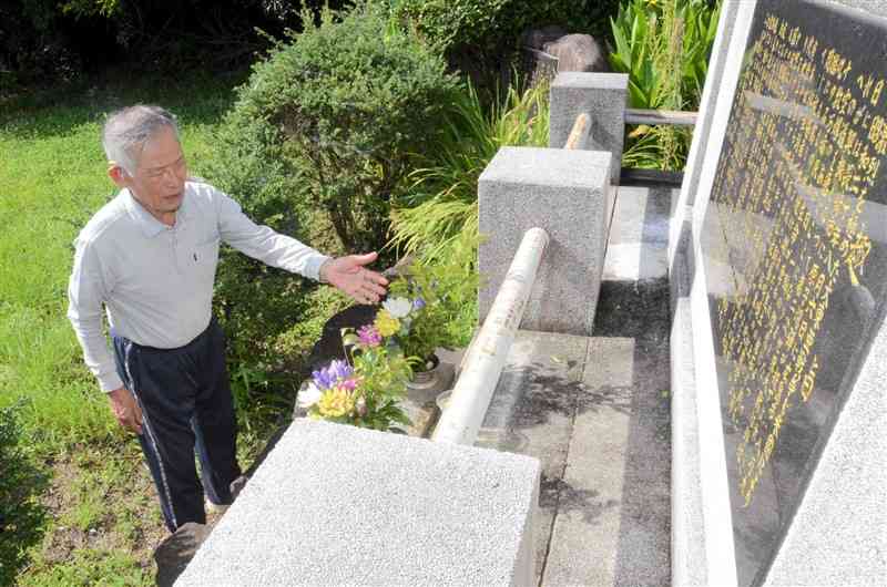 核兵器廃絶祈念碑に花を手向ける時田政則さん。側面に氏名が記された被爆者のために3日に1回参っている＝7月、苓北町