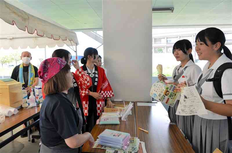 体験入学に訪れた中学生らをもてなす松橋高卒業生ら（左）＝1日、宇城市