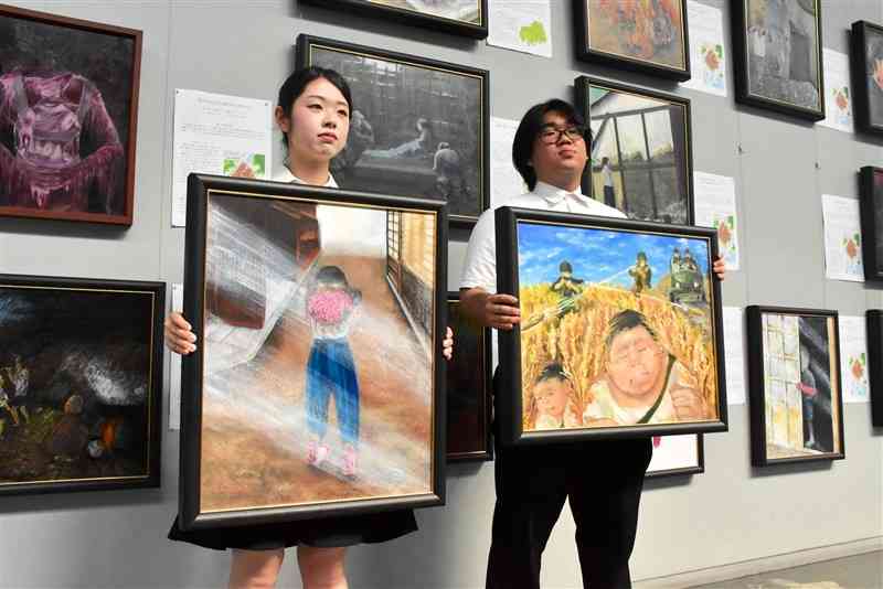 「原爆の絵」を描いた樋口文美菜さん（左）と福政勇樹さん＝7月31日、広島市中区