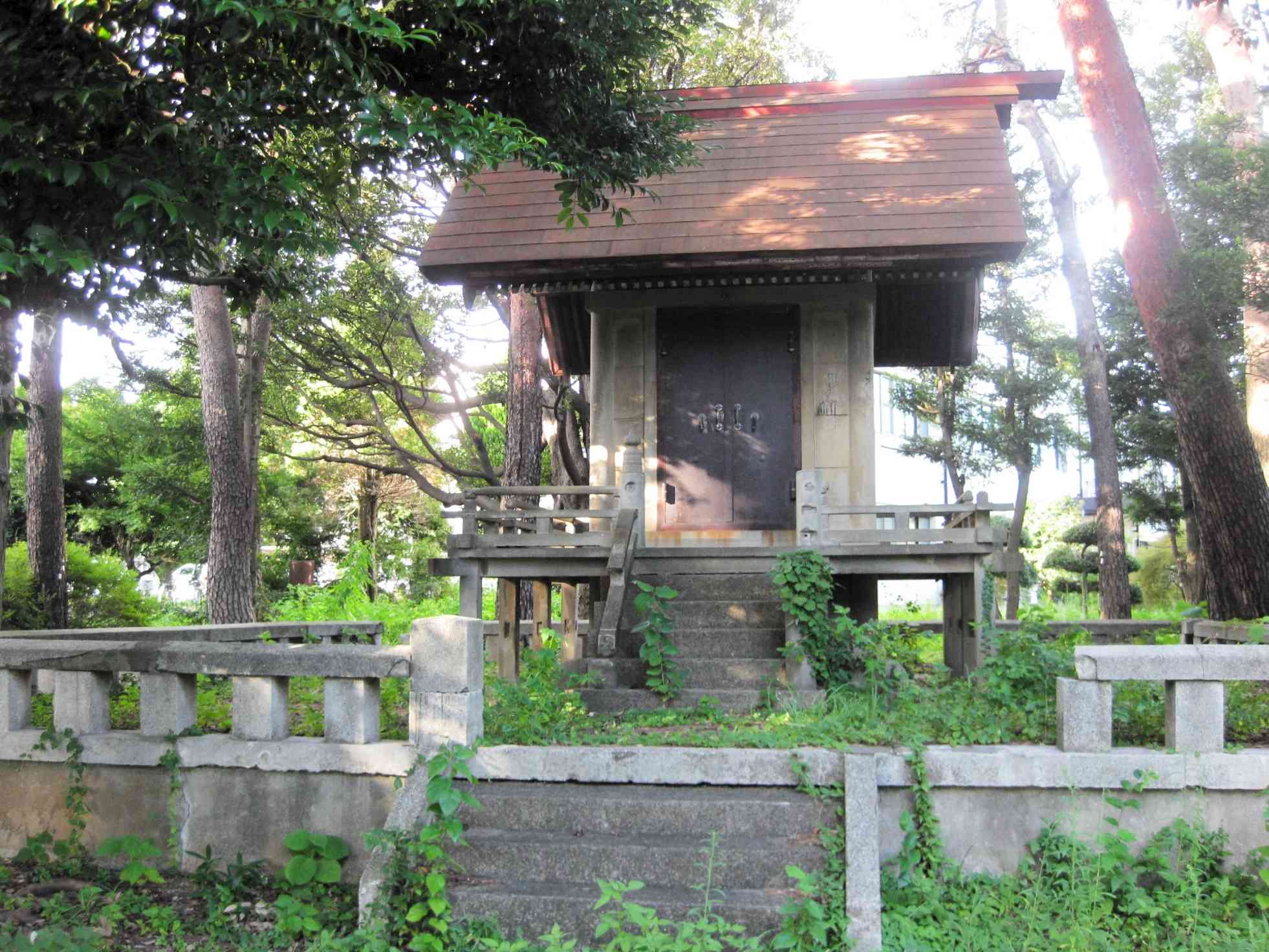 国立ハンセン病療養所・多磨全生園にある旧奉安殿＝東京都東村山市