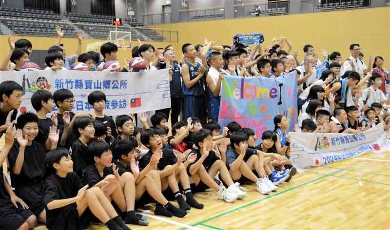 記念写真に納まる菊陽町と台湾・宝山郷の子どもたち＝2日、菊陽町