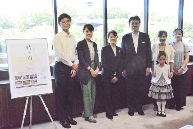 熊本市の大西一史市長（左から4人目）を訪ね、公演をPRした台熊友好会の徐秋美会長（同3人目）ら＝2日、市役所