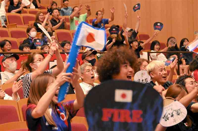 パブリックビューイングでサッカー男子の日本代表を応援する市民ら＝3日、山鹿市