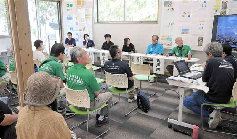 干潟を活用した環境学習などについて発表する荒尾・佐賀・鹿島市の代表者＝3日、荒尾市