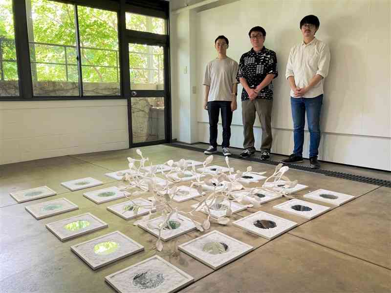 「居心地」をテーマにグループ展を開いている（左から）森英顕さん、東耕平さん、安森大樹さん＝3日、熊本市中央区