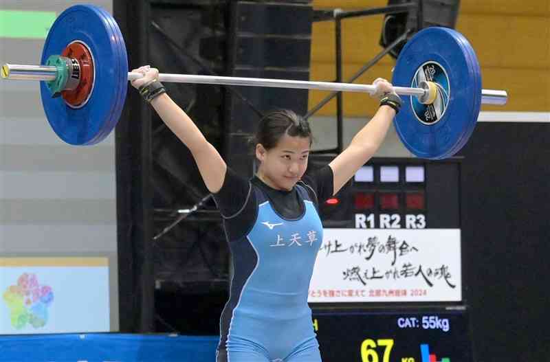 【重量挙げ女子55キロ級】スナッチで67キロを挙げる川瀨かつら（上天草）＝長崎・諫早市小野体育館（谷川剛）