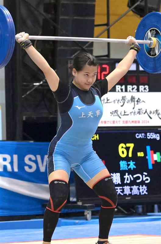 【重量挙げ女子55キロ級】スナッチで67キロを挙げる川瀨かつら（上天草）＝長崎・諫早市小野体育館（谷川剛）