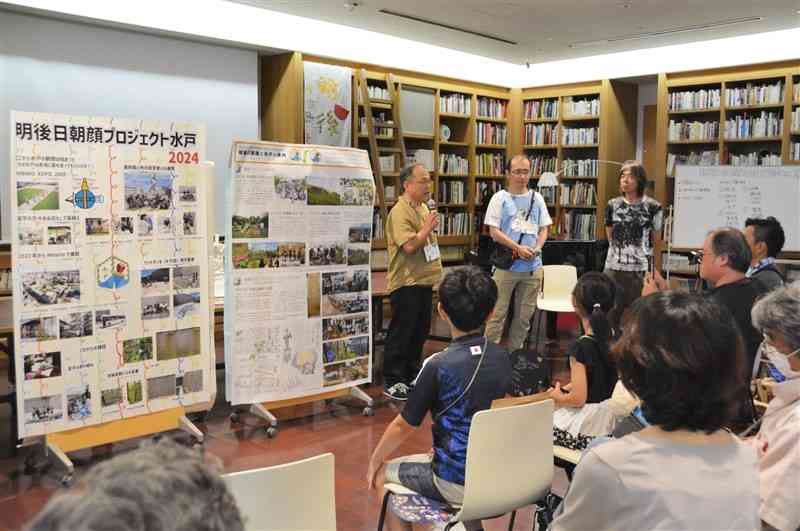 プロジェクトの活動報告をする「明後日朝顔全国会議」の参加者＝3日、熊本市中央区