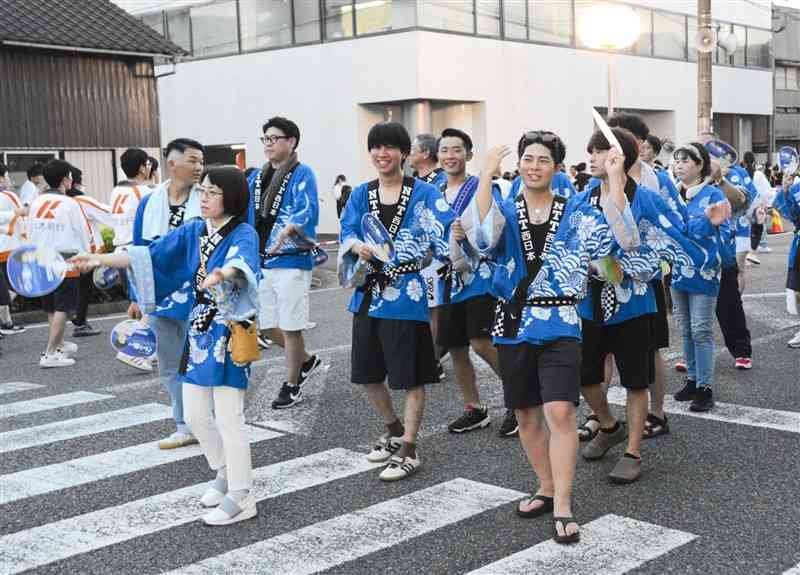 八代くま川祭りで八代音頭を踊る参加者＝3日、八代市