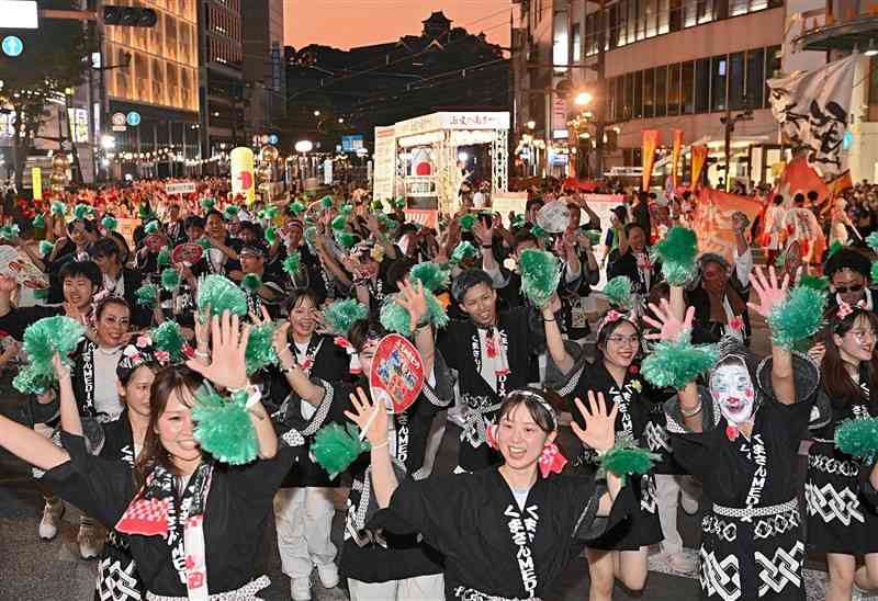 約4800人が参加した火の国まつりの「おてもやん総おどり」＝3日夜、熊本市中央区の通町筋（上杉勇太）