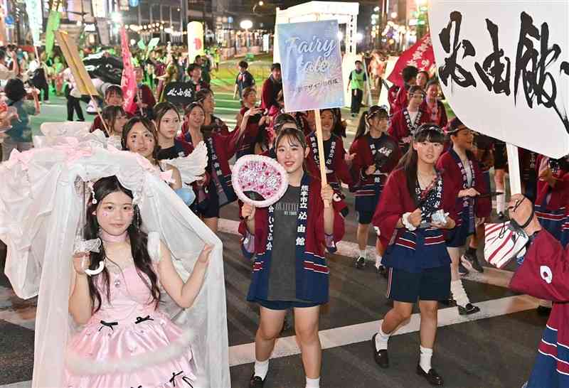 服飾デザインコースの生徒自らデザインした衣装で初参加した必由館高のメンバー＝3日夜、熊本市中央区（上杉勇太）