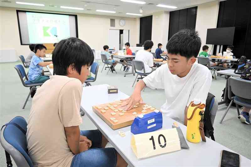 第43回少年少女将棋大会で熱戦を繰り広げる子どもたち＝4日、熊本市中央区
