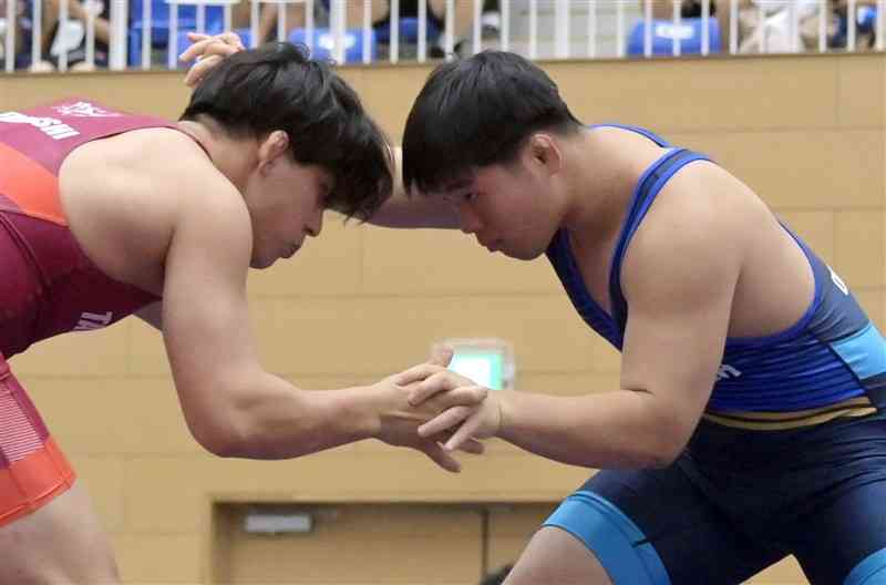 【レスリング男子125キロ級準々決勝】相手と組み合う坂本鵬榮（右、小川工）＝佐賀・嬉野市中央体育館（谷川剛）