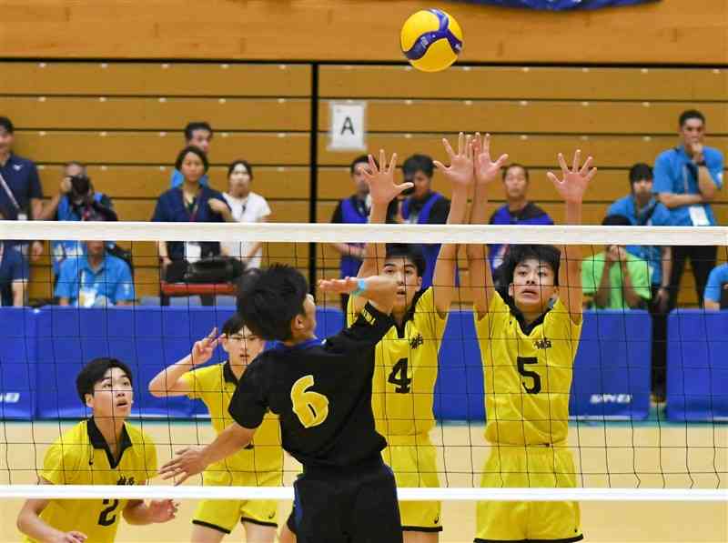 【バレーボール男子準決勝・鎮西－駿台学園】第1セット、相手のスパイクにブロックを図る鎮西の選手たち＝大分・ダイハツ九州アリーナ