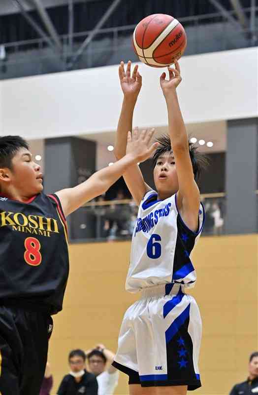 【男子決勝・BlueShootingStars益城－合志南サザンクロスクラブ】第4クオーター、シュートを決めるBSS益城の新名（右）＝菊陽町総合体育館（上杉勇太）