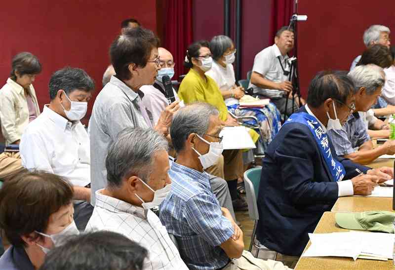 木村敬熊本県知事との懇談で、「行政がすべきことをしていない」と静かに訴える水俣病互助会の伊東紀美代さん（マイクを持った女性）＝4日、水俣市の国立水俣病情報センター（小野宏明）