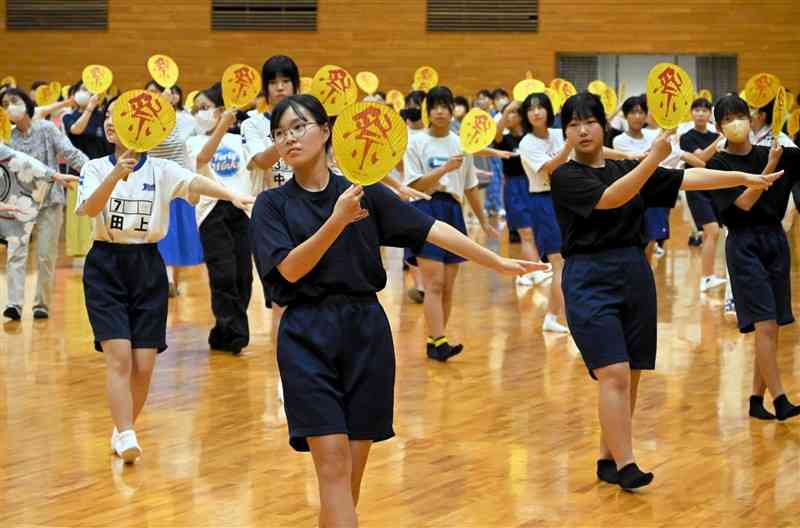 千人灯籠踊りの全体練習会に参加した中学生たち＝4日、山鹿市