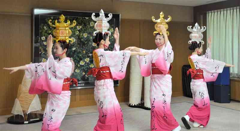 優雅な舞を披露する山鹿灯籠踊り保存会のメンバー＝5日、熊本県庁