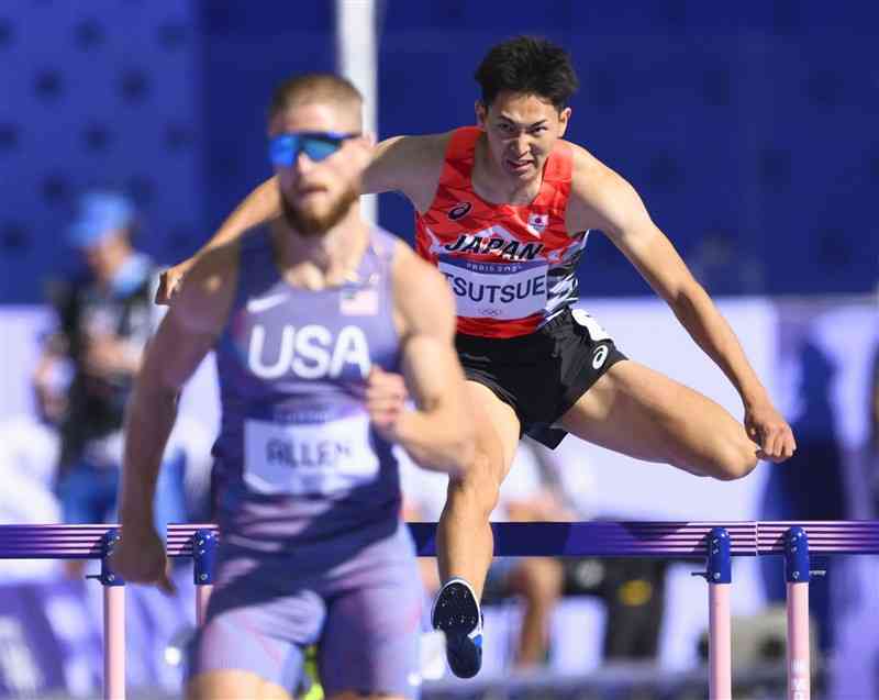 陸上男子400メートル障害予選で力走する筒江海斗（奥）＝5日、パリ郊外（共同）