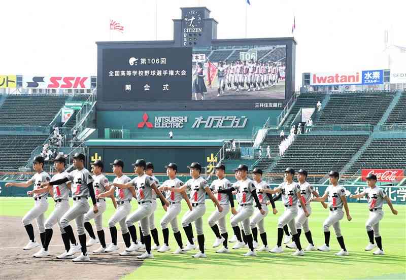 開会式のリハーサルで入場する熊本工の選手たち＝6日、甲子園