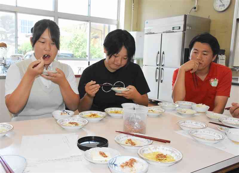 北稜高園芸科が育てたトマトを使ったふりかけを試食する生徒ら＝6日、玉名市