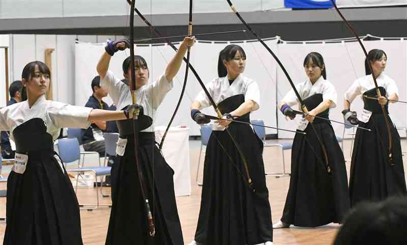 【弓道女子団体3位決定戦・学園大付－武雄（佐賀）】真剣な表情で弓を引く学園大付の選手。左から松野下、宮崎、ナラントヤ、巻、中島＝長崎県島原復興アリーナ