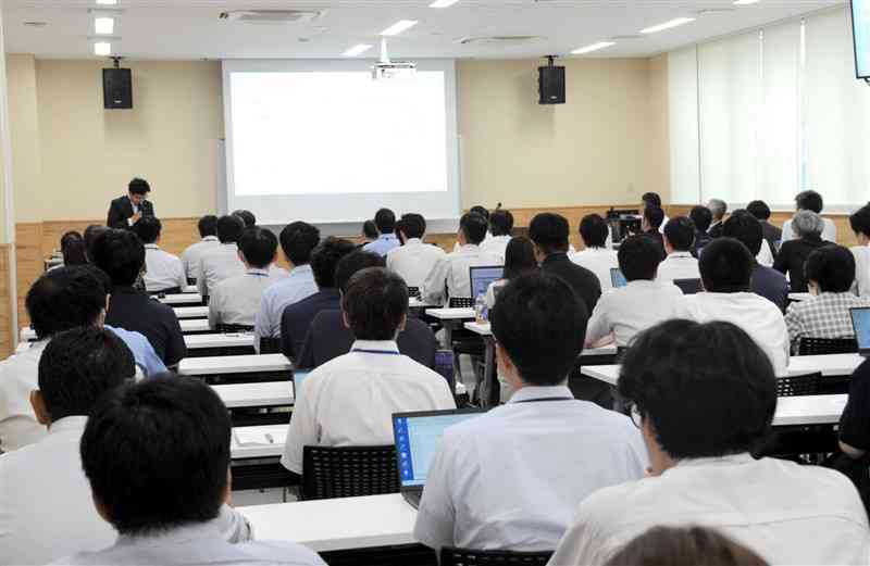 町の行政事務の効率化に向けて、菊陽町が開いた職員研修会＝5日、同町