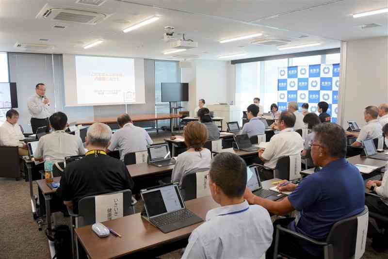 初会合を開いた水俣市こども子育て推進本部と庁内プロジェクトチーム＝5日、水俣市