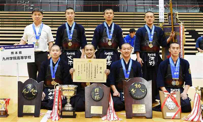 剣道男子団体を2連覇を達成した九州学院＝大分・レゾナック武道SC（谷川剛）