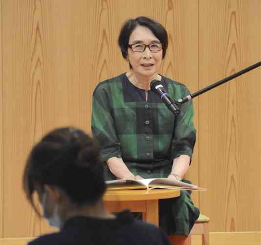 「平和のメッセージ朗読会」で朗読する中島喜久さん＝6日、熊本市中央区