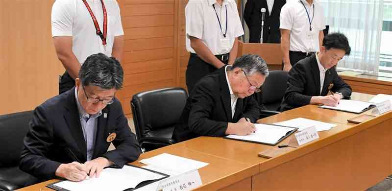 学校給食に関する連携協定を結んだ3者の代表者。左から県教委の白石伸一教育長、県学校給食会の浦川健一郎理事長、県農林水産部の千田真寿部長＝7日、県庁