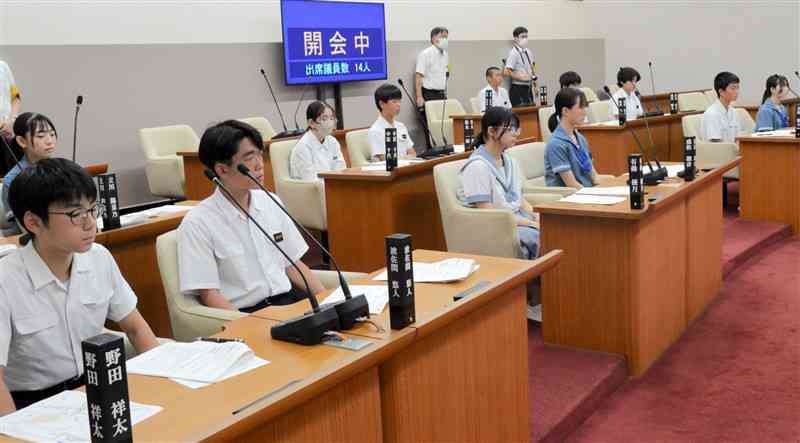 議員席に座る「子ども議会」議員の中学生＝7日、菊陽町