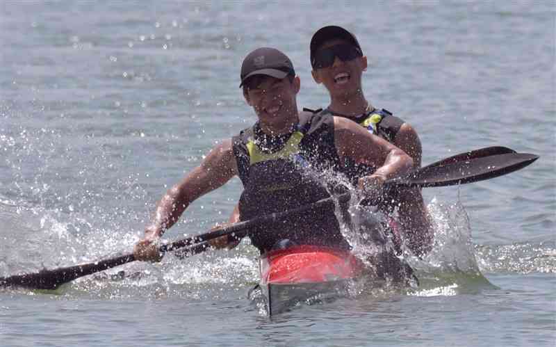 【カヌー男子カヤックペア500メートル決勝】1位でフィニッシュする水俣の大澤（手前）・島津ペア＝大分・豊後高田市真玉B＆G海洋センター（谷川剛）