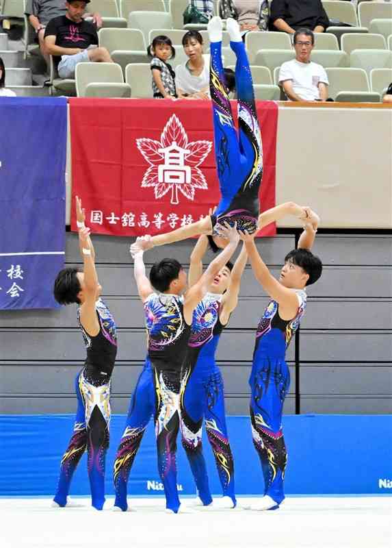 【新体操男子団体】躍動感ある演技を披露する芦北の選手たち＝北九州市立総合体育館