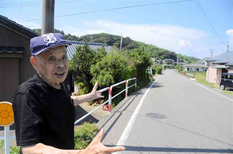 富岡城の方角を指し、「大きなまあるい雲が見えた」と話す角岡一行さん。地元では多くの人が原爆のきのこ雲を見た＝4日、苓北町