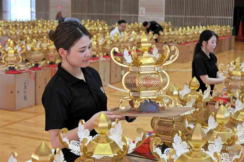 山鹿小の体育館で進められた金灯籠の点検作業＝8日、山鹿市